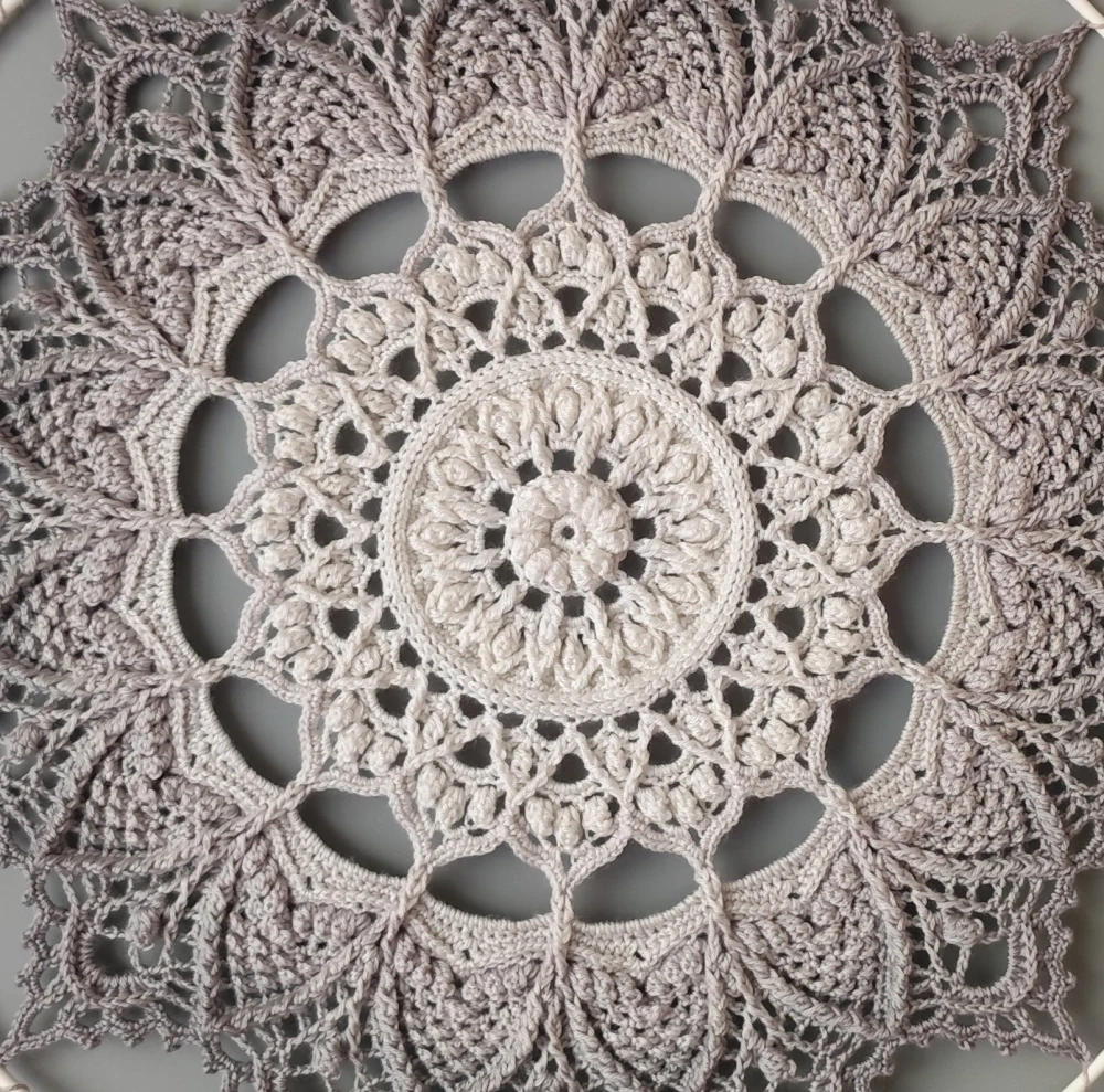 Mandala Béžově šedá hvězda - průměr 45 cm