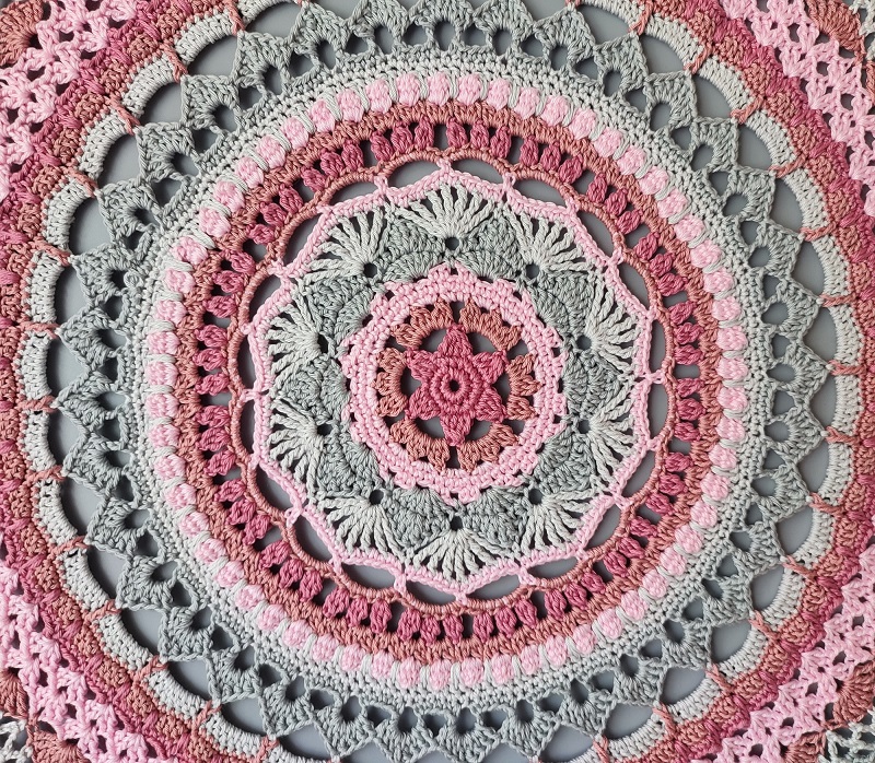 Háčkovaná Mandala - Šedo růžová 50 cm