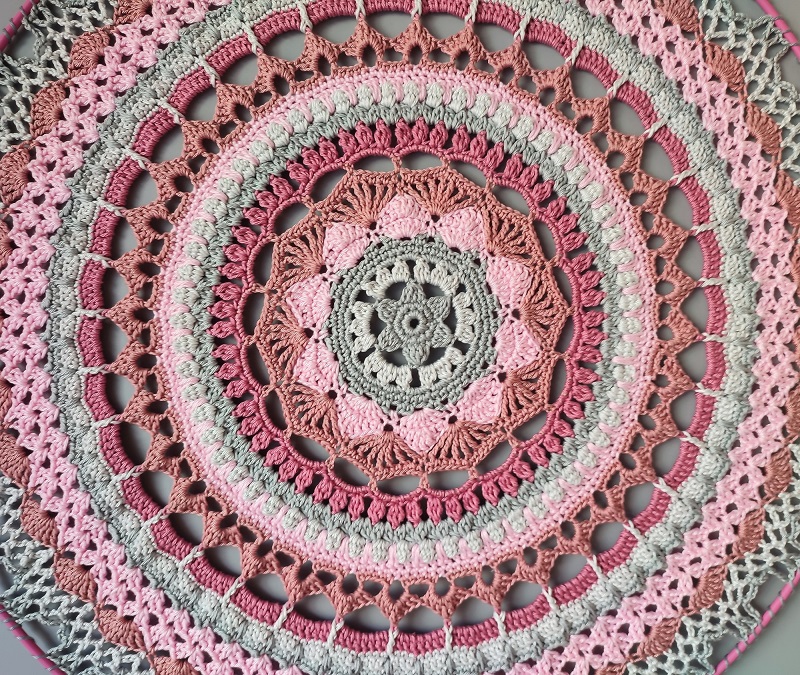 Háčkovaná Mandala - Růžovo šedá 50 cm