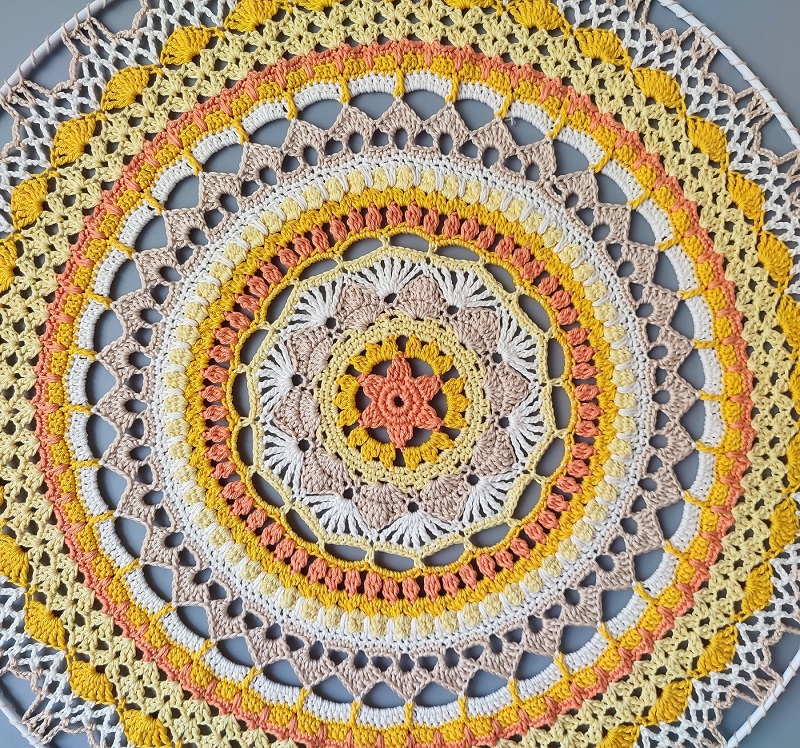 Háčkovaná Mandala - Béžovo žlutá 50 cm