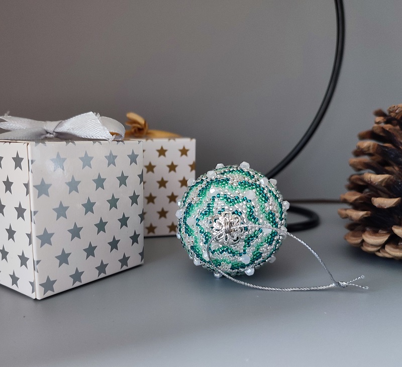Vánoční šiška z korálků - zelená 6 x 5 cm