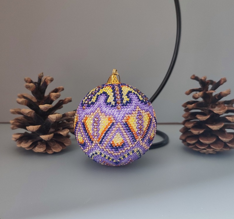 Vánoční baňka z korálků se stojanem - vzorovaná 7 cm