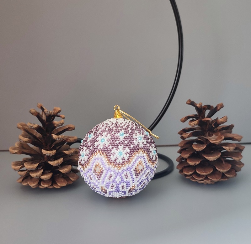Vánoční baňka z korálků se stojanem - starorůžová 7 cm