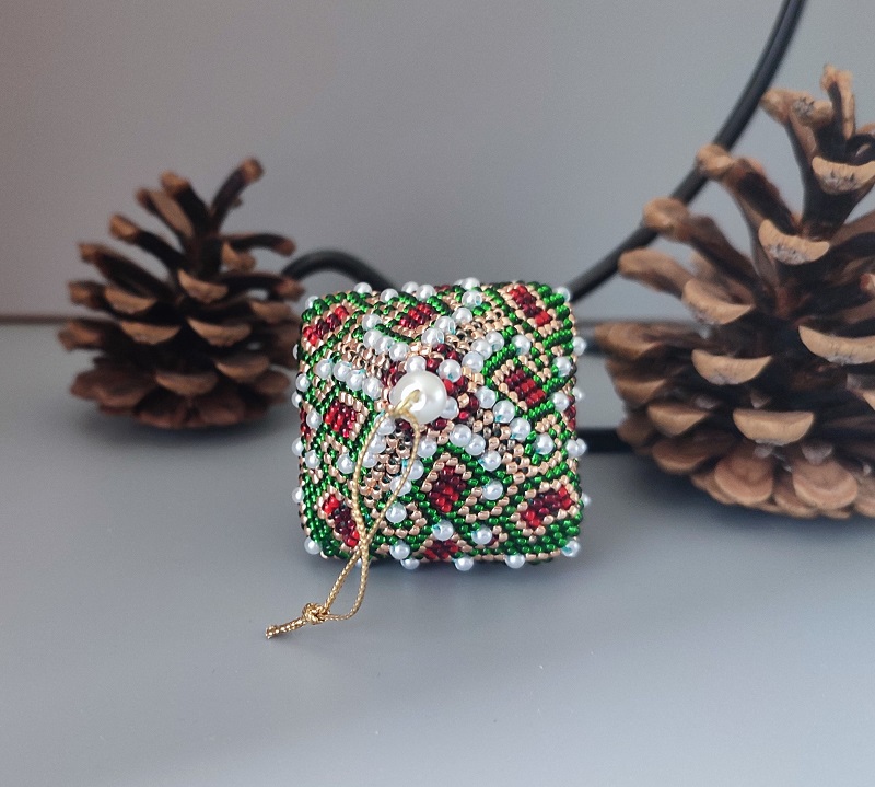 Jehlan z korálků - zelený 9 x 4 cm