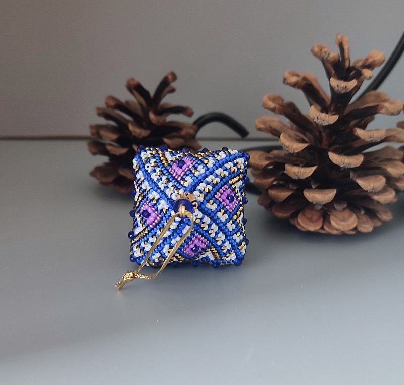Jehlan z korálků - modrý 9 x 4 cm