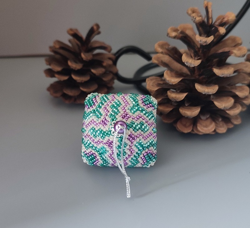 Jehlan z korálků - tyrkysový 9 x 4 cm