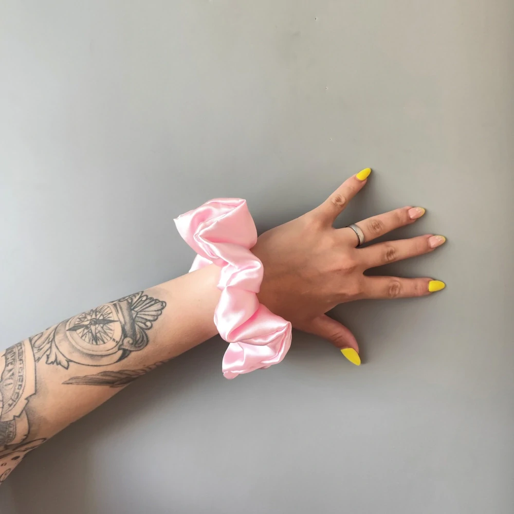 Saténová Scrunchie gumička růžová světlá XL