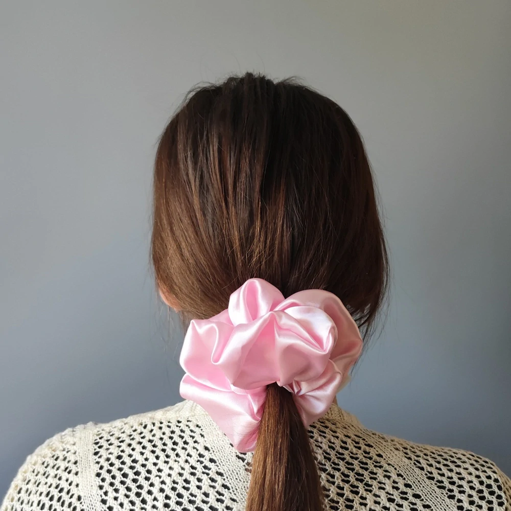 Saténová Scrunchie gumička růžová světlá XXL