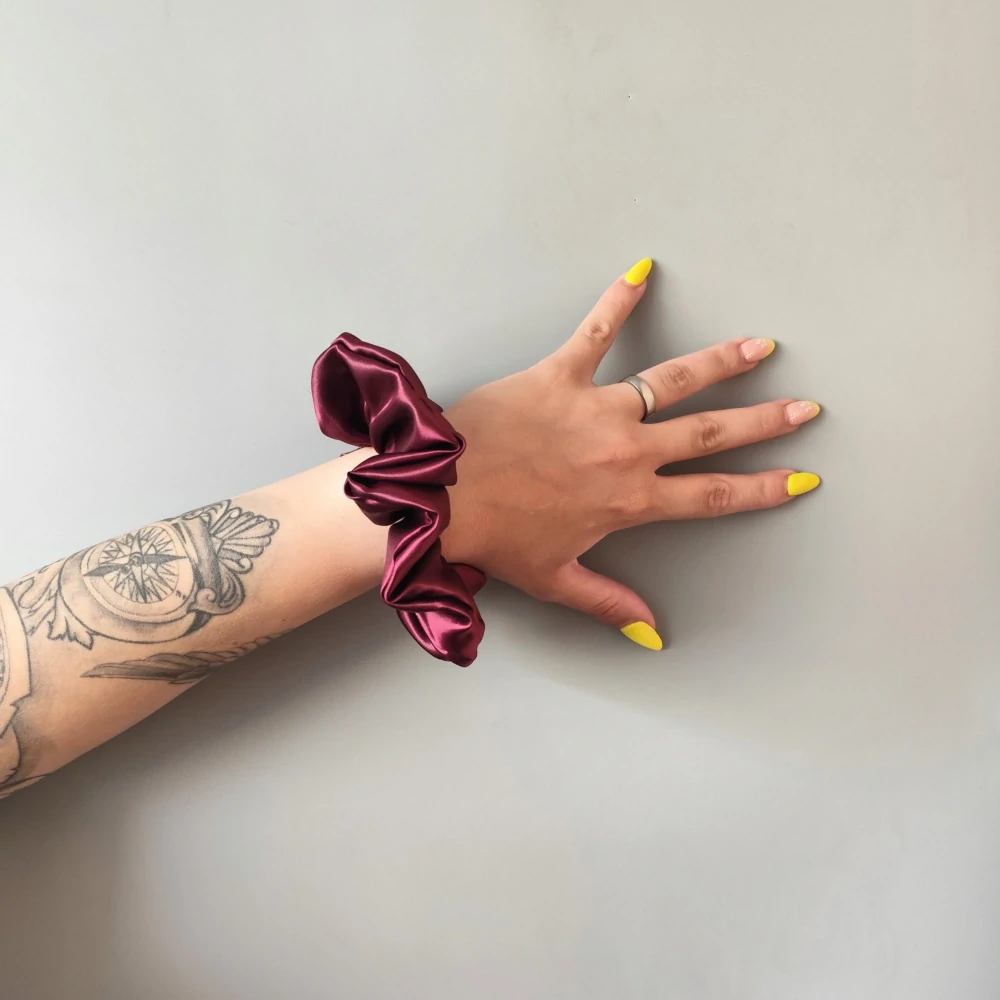 Saténová Scrunchie gumička vínová XL