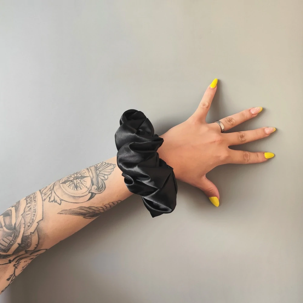 Saténová Scrunchie gumička černá XXL