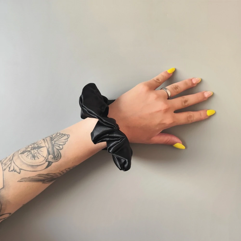 Saténová Scrunchie gumička černá XL