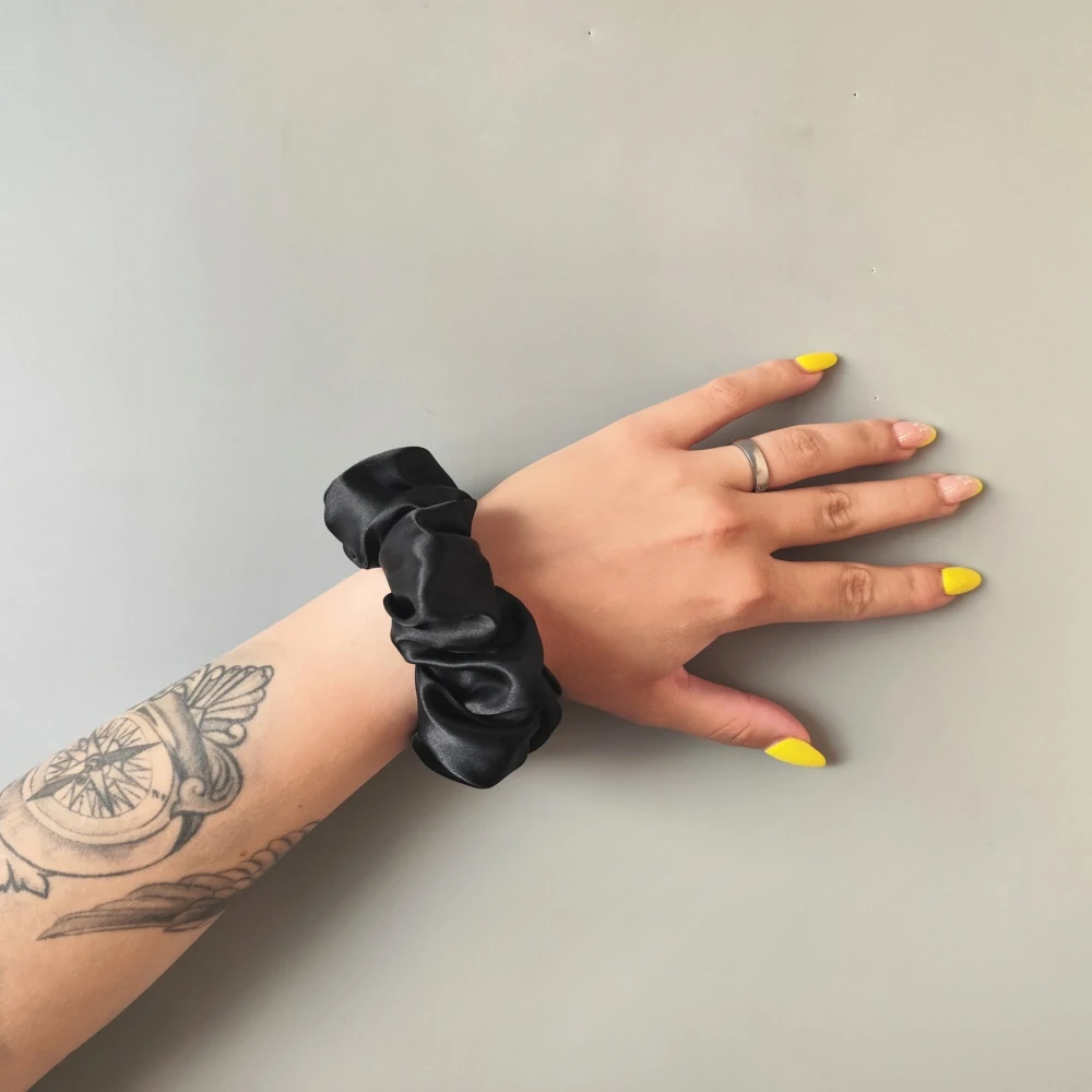 Saténová Scrunchie gumička černá L 