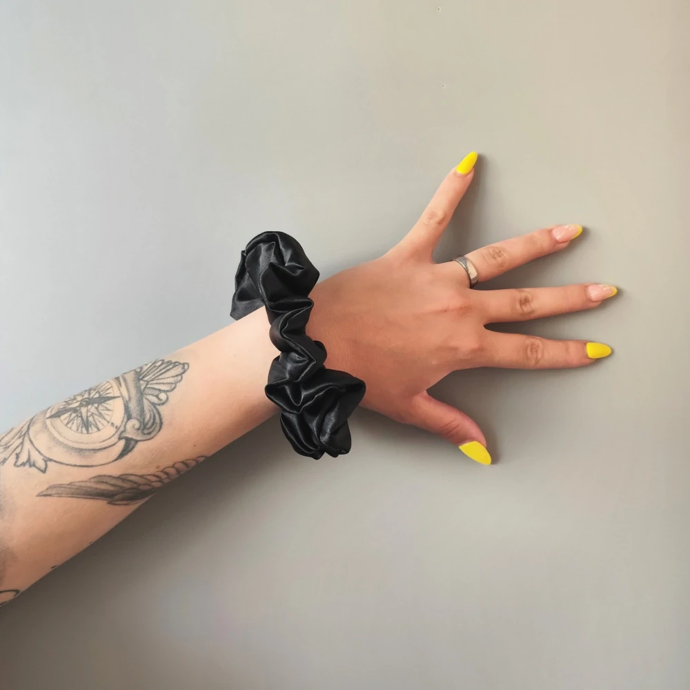 Saténová Scrunchie gumička černá L - klasik