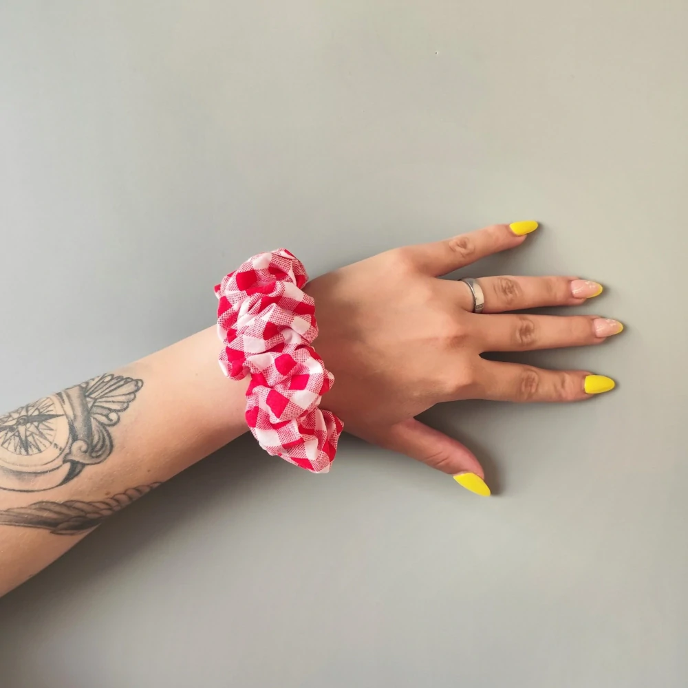 Bavlněná Scrunchie gumička červená kostka L