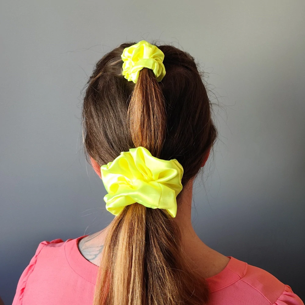 Saténová Scrunchie gumička reflexní XL