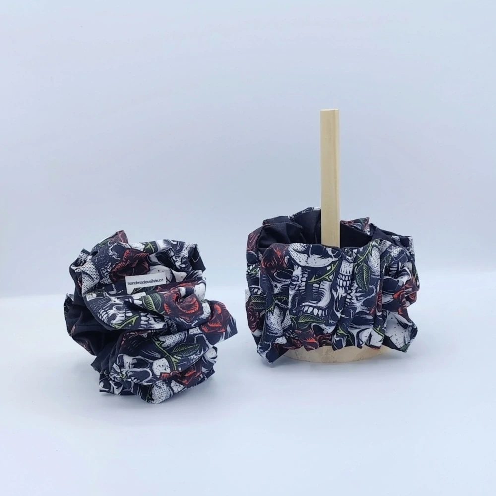 Bavlněná Scrunchie gumička lebky a růže XXL II.