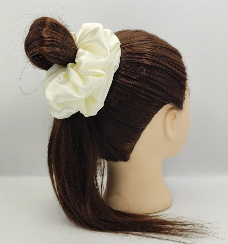Saténová Scrunchie gumička smetanová XXL