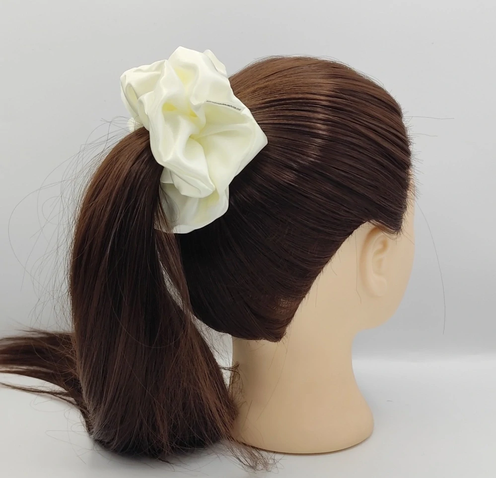 Saténová Scrunchie gumička smetanová XL