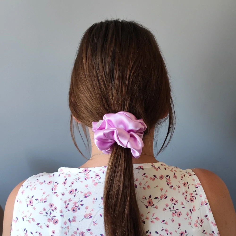 Saténová Scrunchie gumička sv. fialová L - klasik