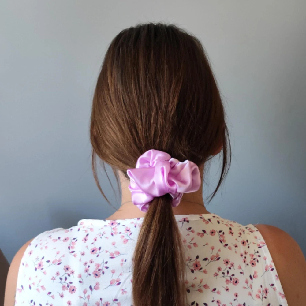 Saténová Scrunchie gumička sv. fialová L 