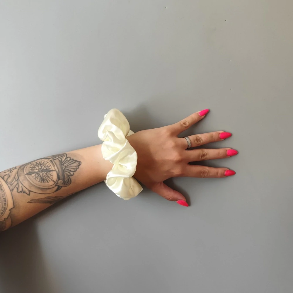 Saténová Scrunchie gumička sv. žlutá XL I.