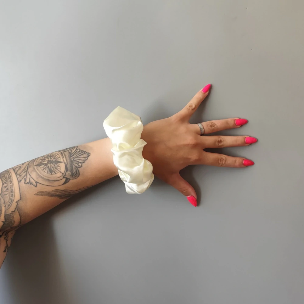 Saténová Scrunchie gumička sv. žlutá XL II.