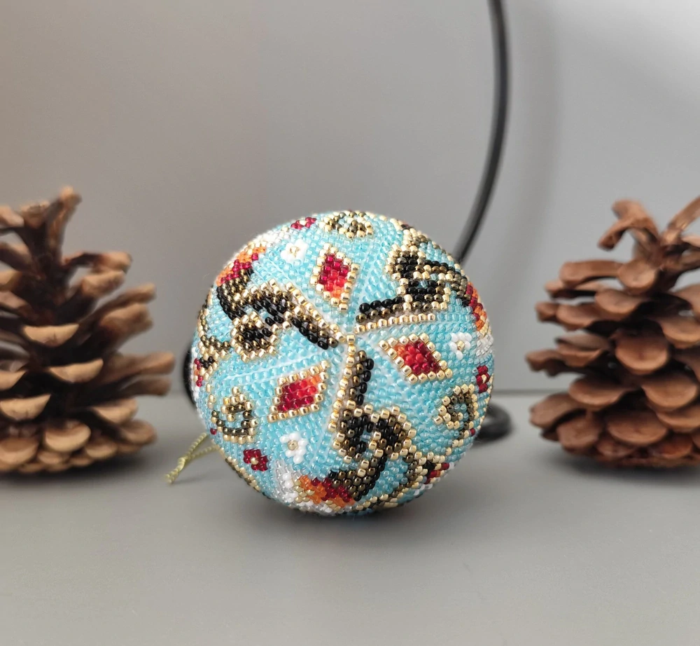 Vánoční baňka z korálků - tyrkysová 7 cm