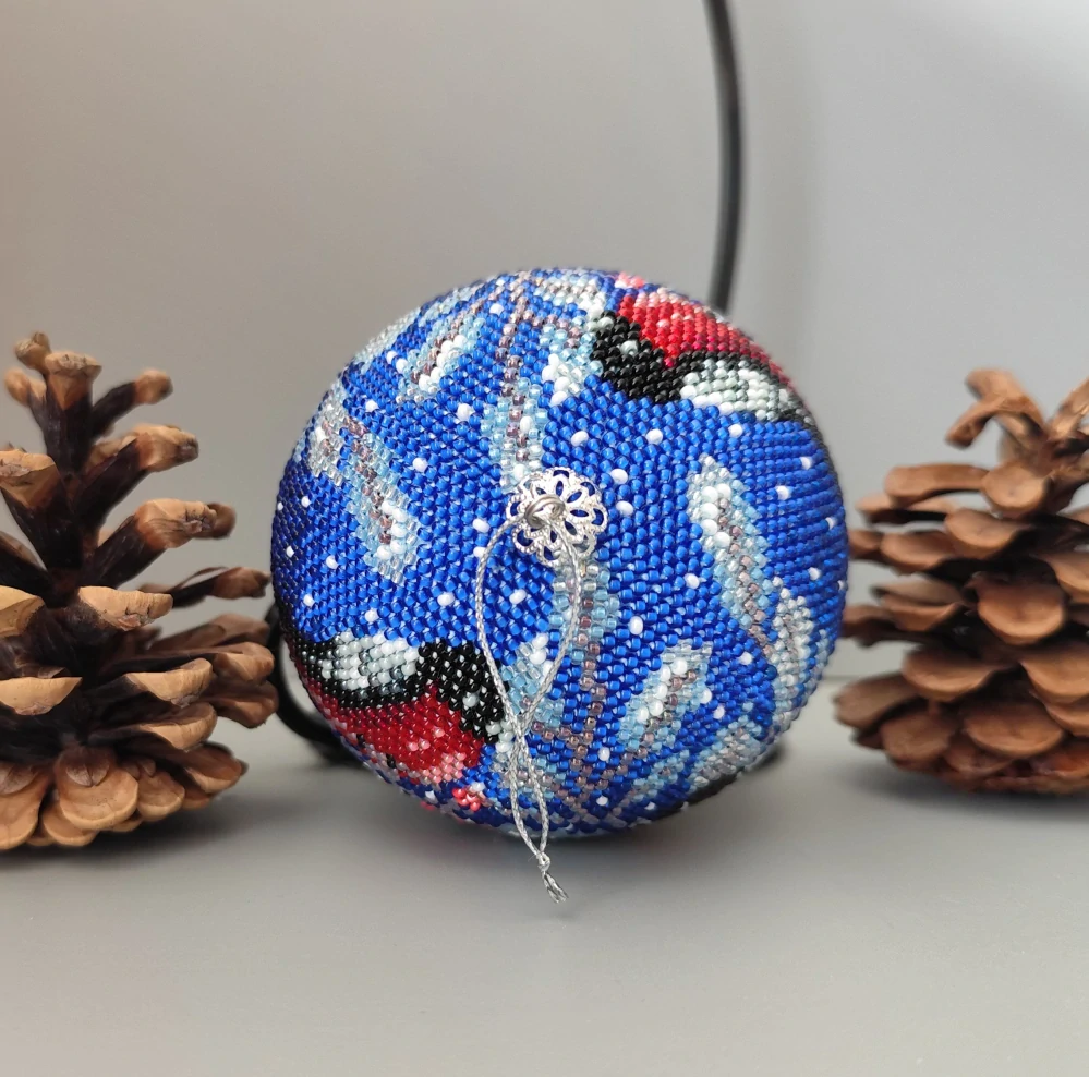 Vánoční baňka z korálků - červeno modrá 9 cm