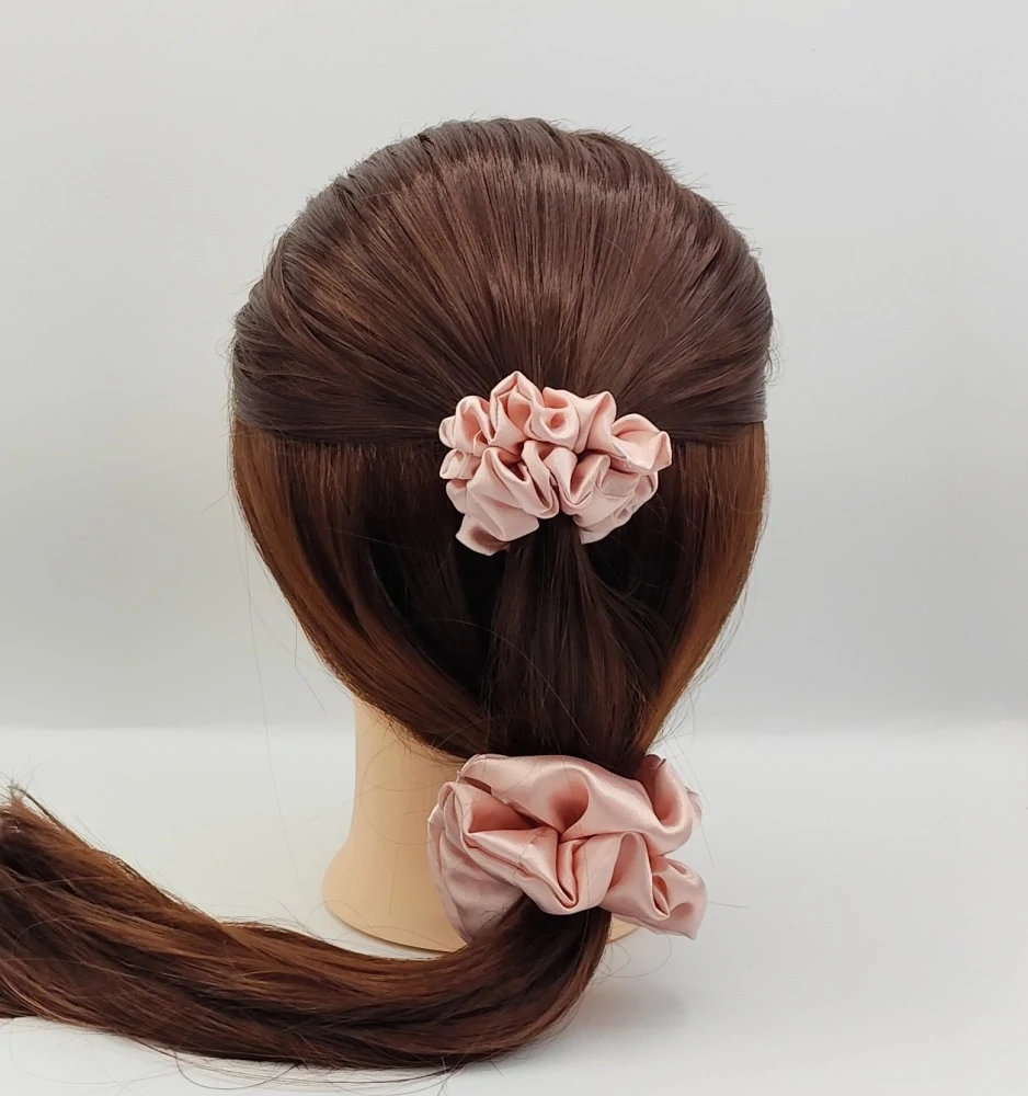Saténová Scrunchie gumička pudrová L - klasik