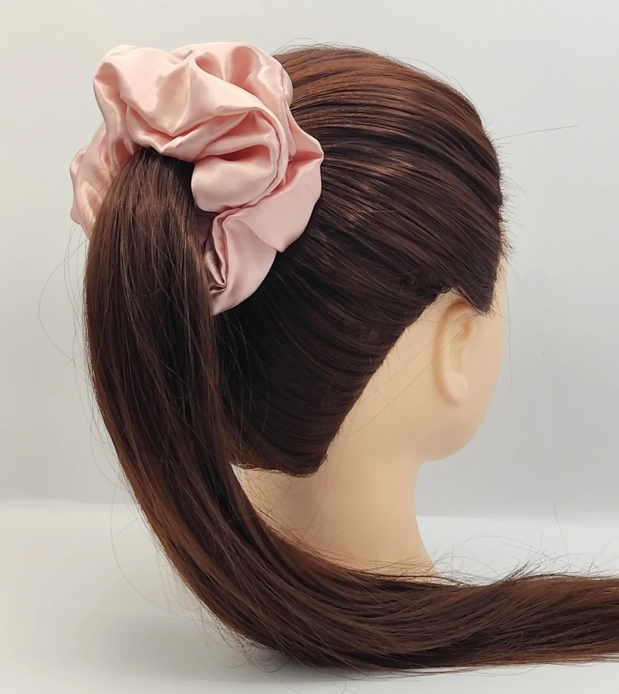 Saténová Scrunchie gumička pudrová XL