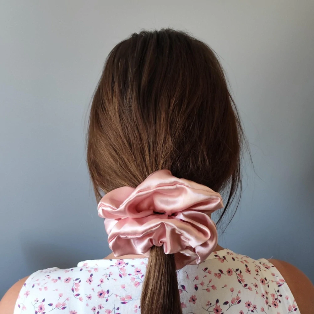 Saténová Scrunchie gumička pudrová XXL