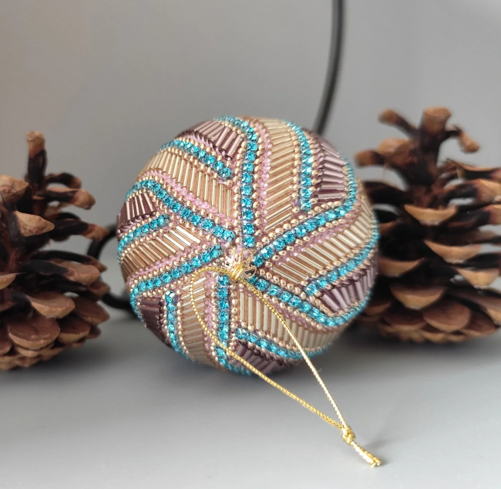 Vánoční baňka z korálků se stojanem - 7 cm béžová