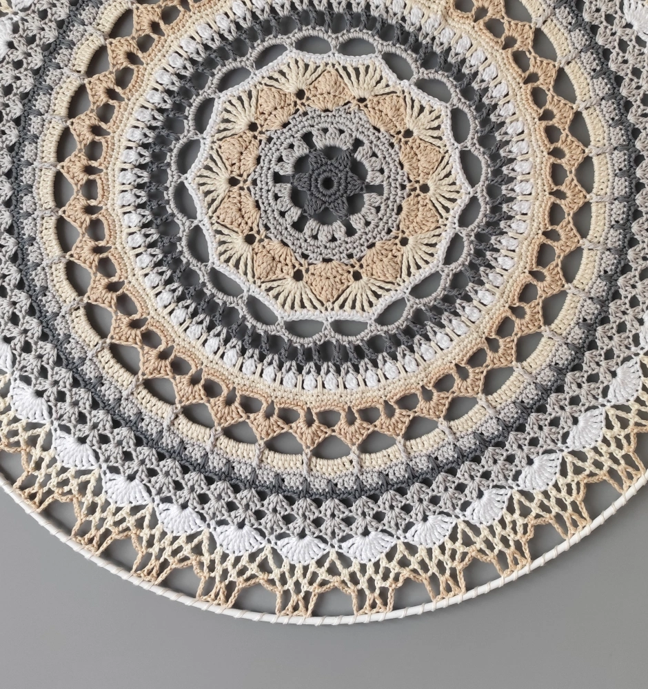 Háčkovaná Mandala - Béžově šedá 50 cm