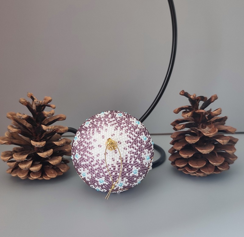 Vánoční baňka z korálků se stojanem - starorůžová 7 cm