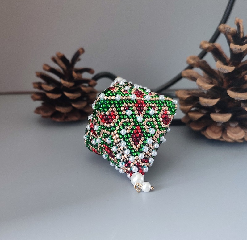 Jehlan z korálků - zelený 9 x 4 cm