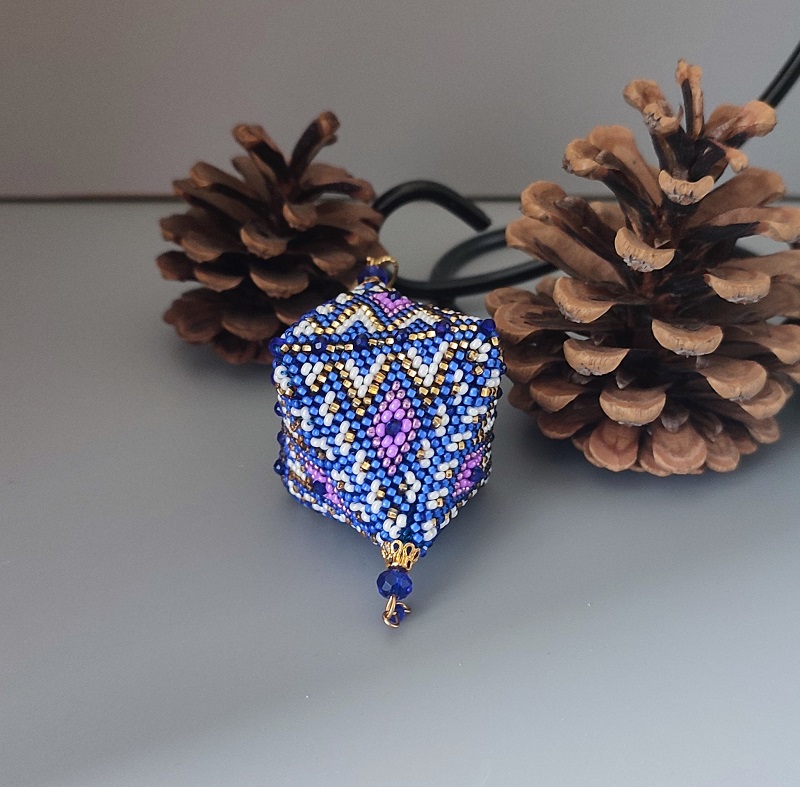 Jehlan z korálků - modrý 9 x 4 cm