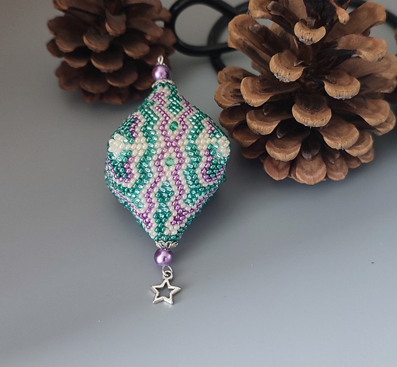 Jehlan z korálků - tyrkysový 9 x 4 cm