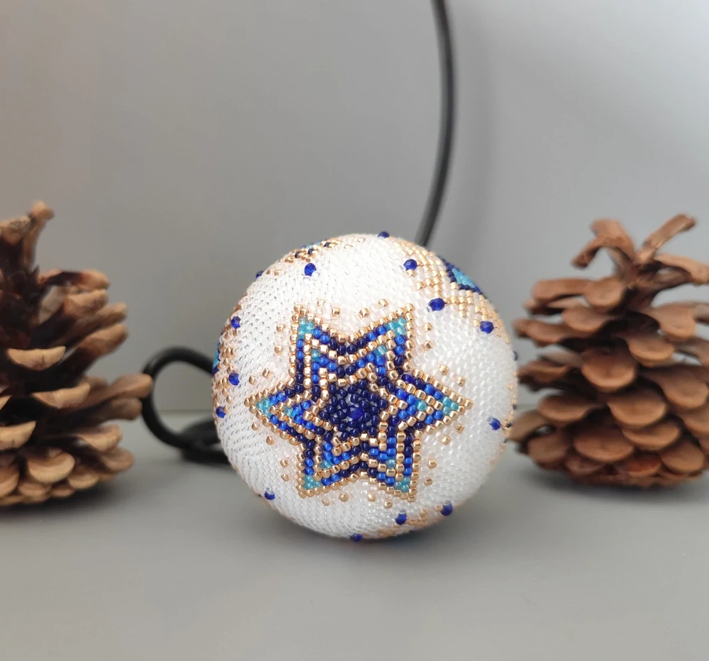 Vánoční baňka z korálků se stojanem  - bílo modrá 7 cm