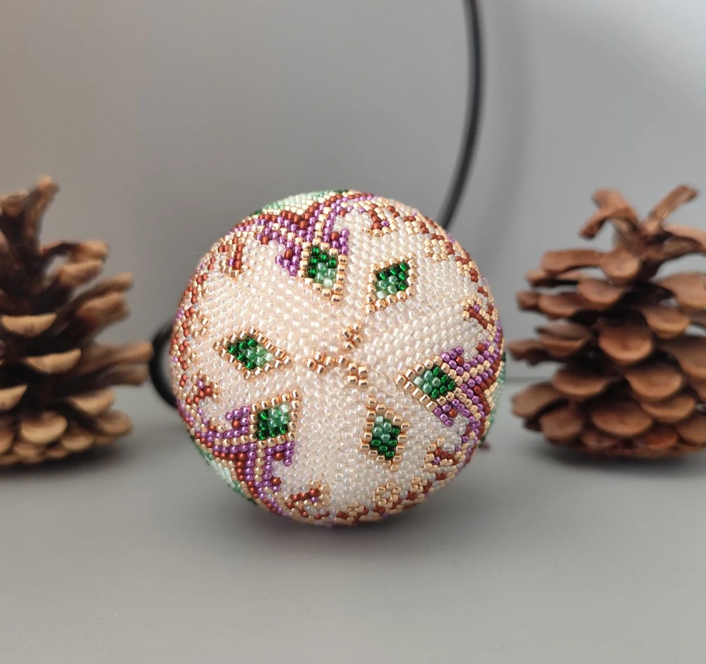 Vánoční baňka z korálků se stojanem  - béžová 7 cm