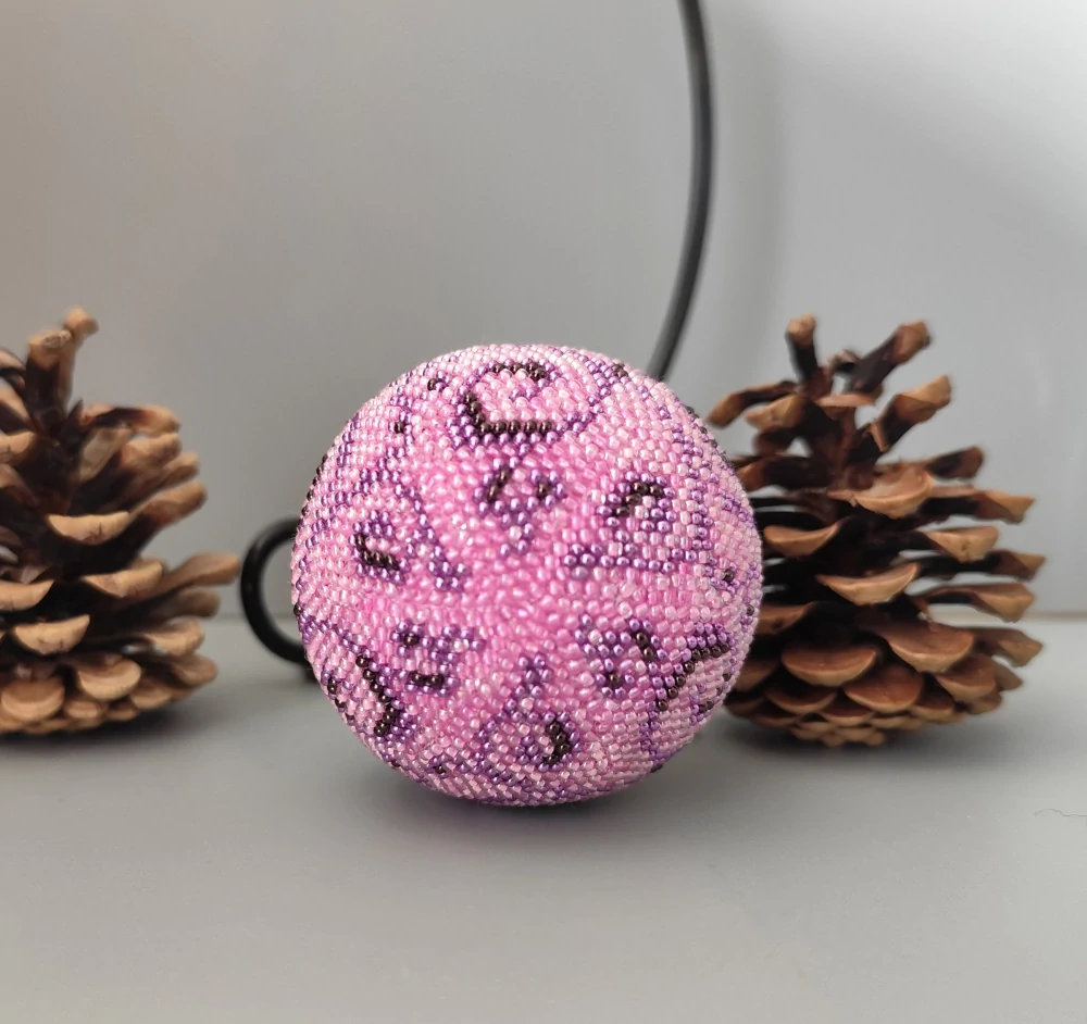 Vánoční baňka z korálků se stojanem   - růžová 7 cm