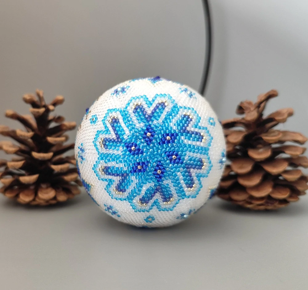 Vánoční baňka z korálků se stojanem  - bílá 8 cm