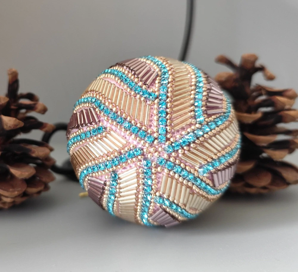 Vánoční baňka z korálků se stojanem - 7 cm béžová