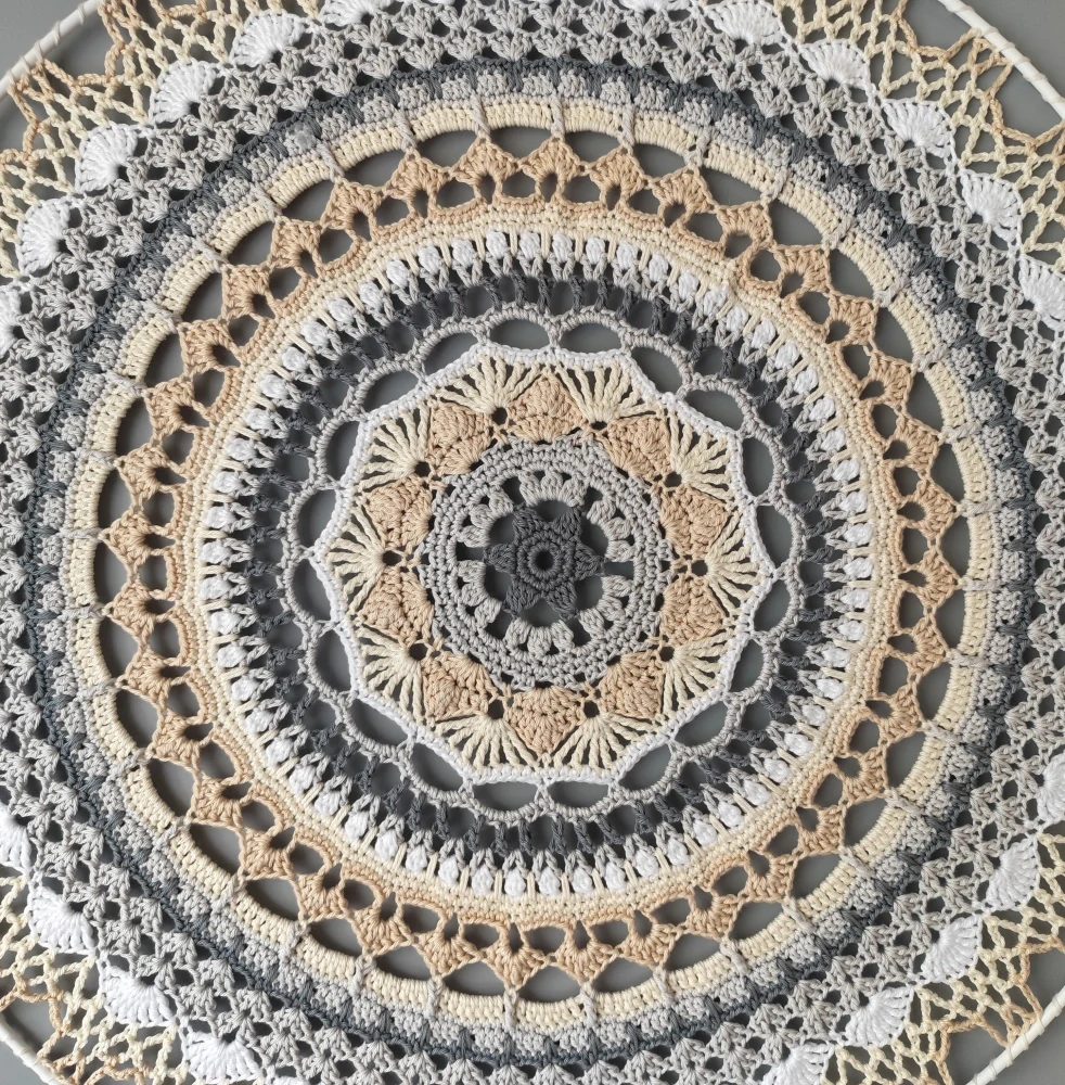 Háčkovaná Mandala - Béžově šedá 50 cm