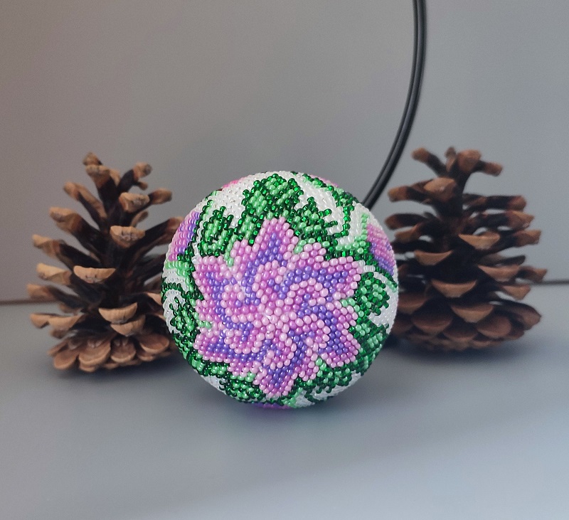 Baňka z korálků se stojanem - s poupaty 7 cm