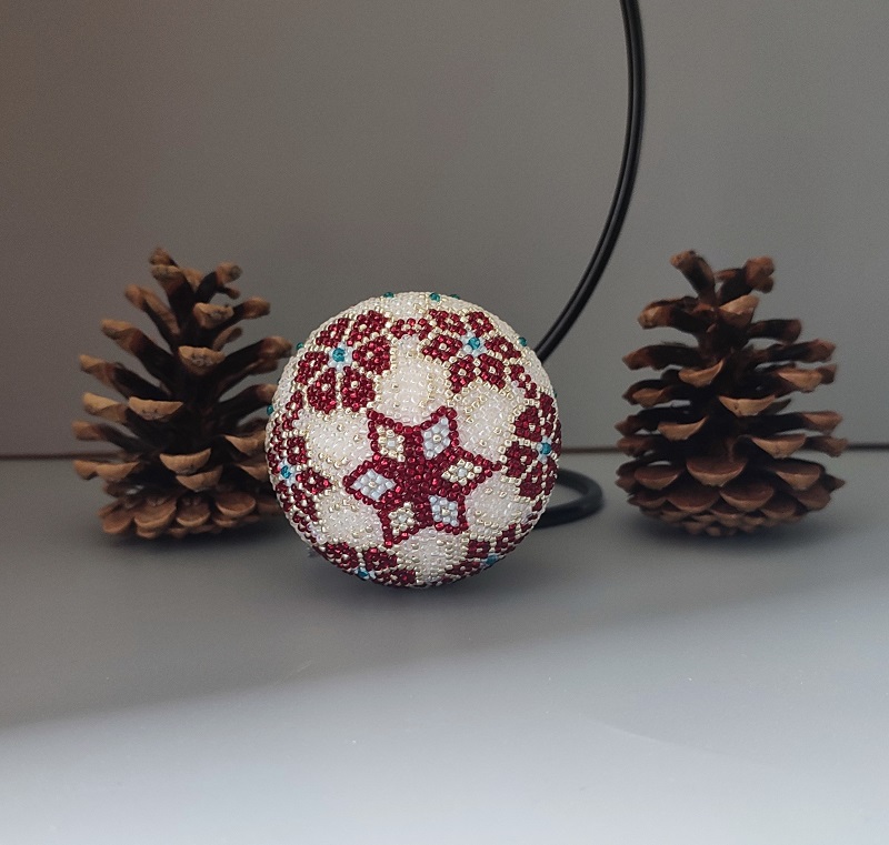 Vánoční baňka z korálků se stojanem - s červeným květem 7 cm