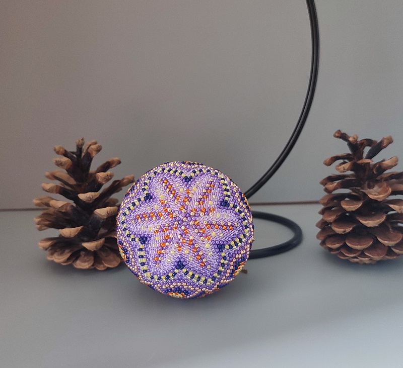 Vánoční baňka z korálků se stojanem - vzorovaná 7 cm