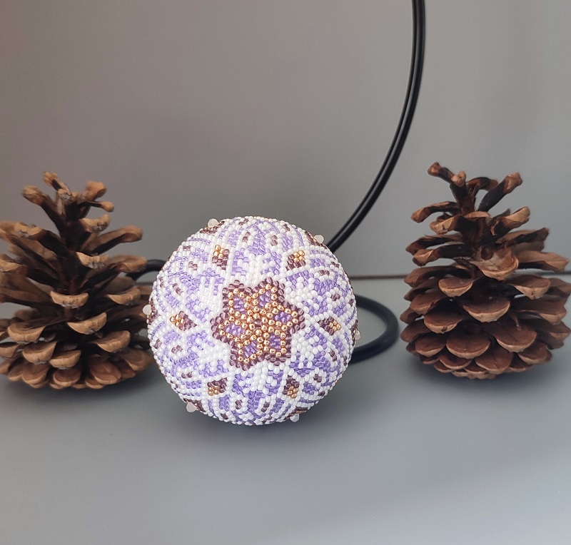 Vánoční baňka z korálků se stojanem - starorůžová 7 cm