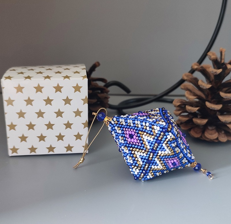 Jehlan z korálků - modrý 9 x 4 cm