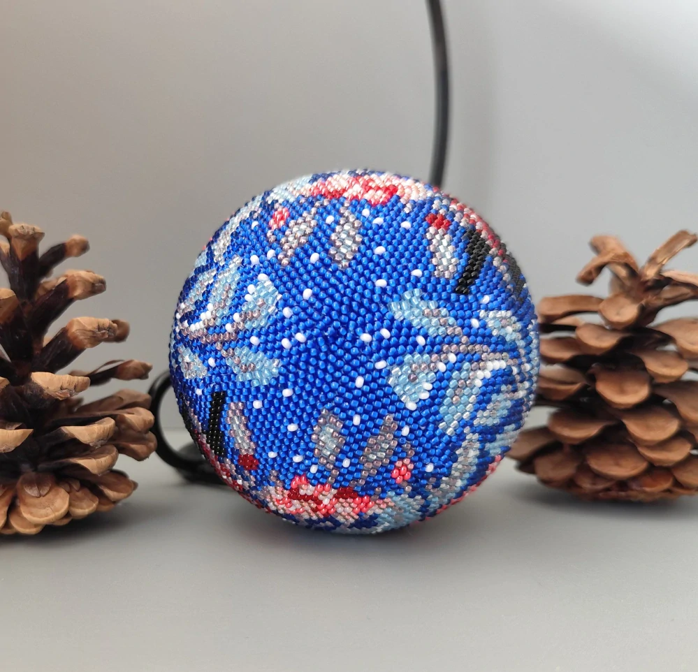Vánoční baňka z korálků se stojanem - červeno modrá 9 cm